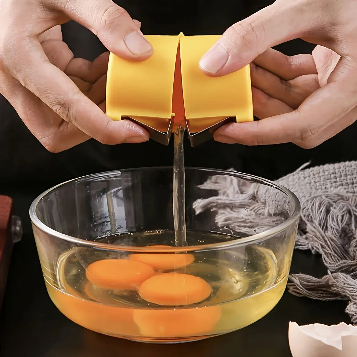 Ouvre-coquille d'œuf compact tenu dans une main