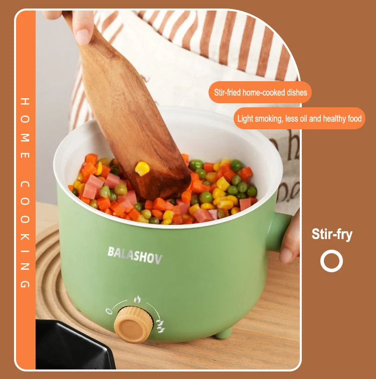 Légumes sautés à la spatule en bois dans le mini cuiseur