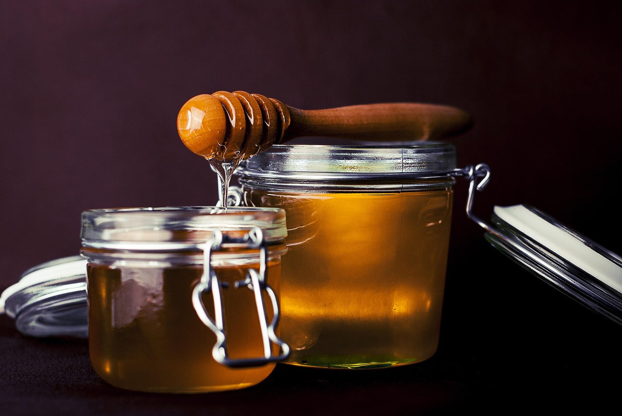 Pots de miel liquide en verre