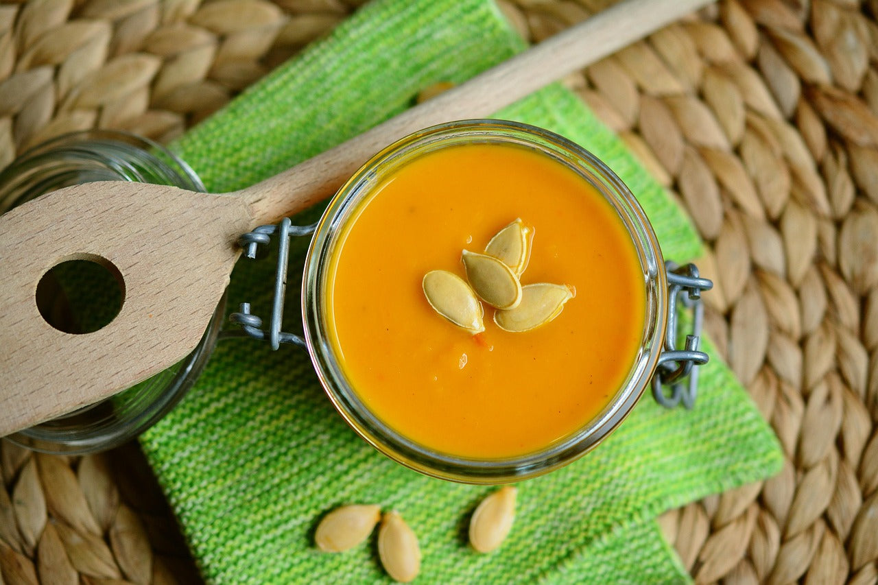 Soupe de courge dans un bocal en verre