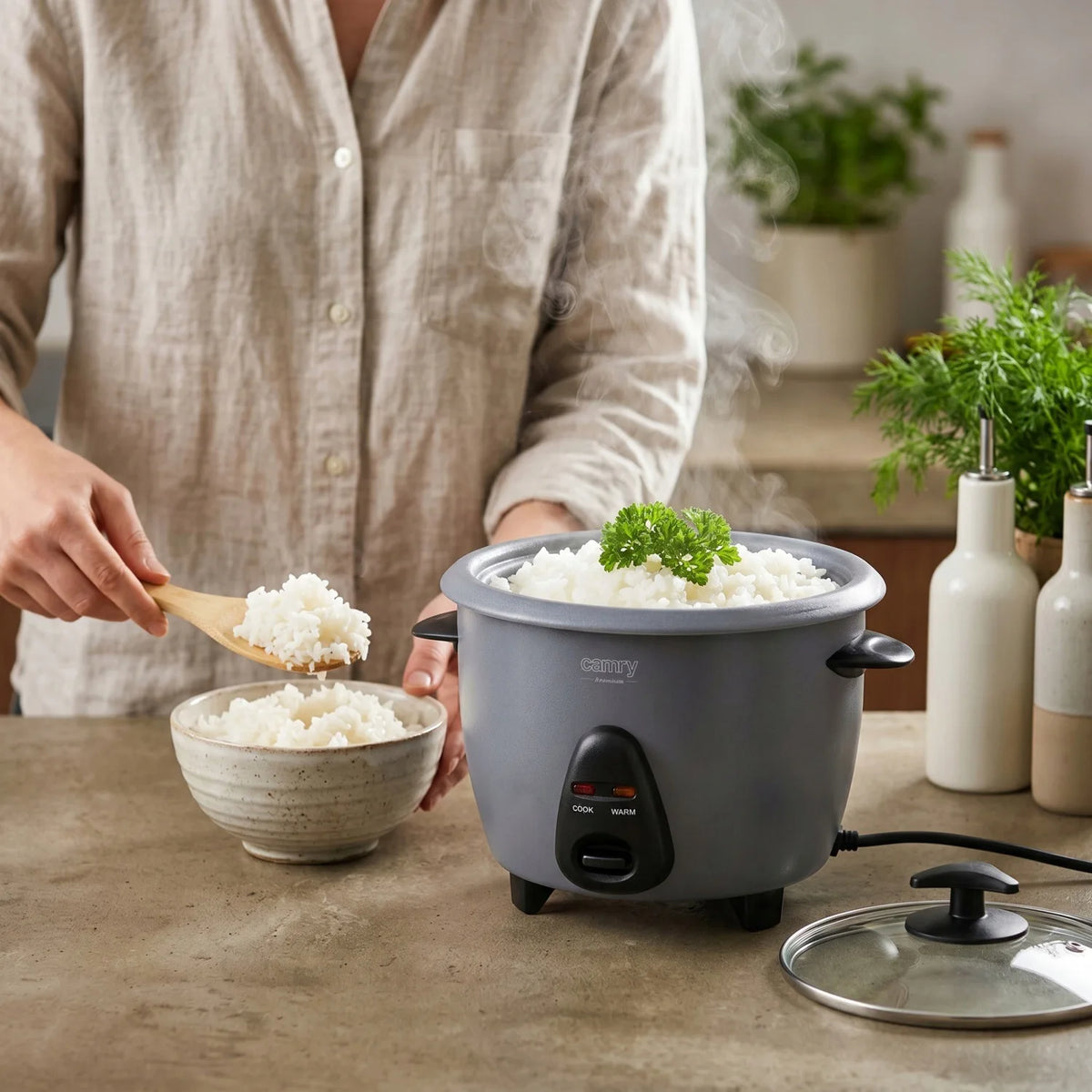 Riz servi depuis le cuiseur à riz 1 L
