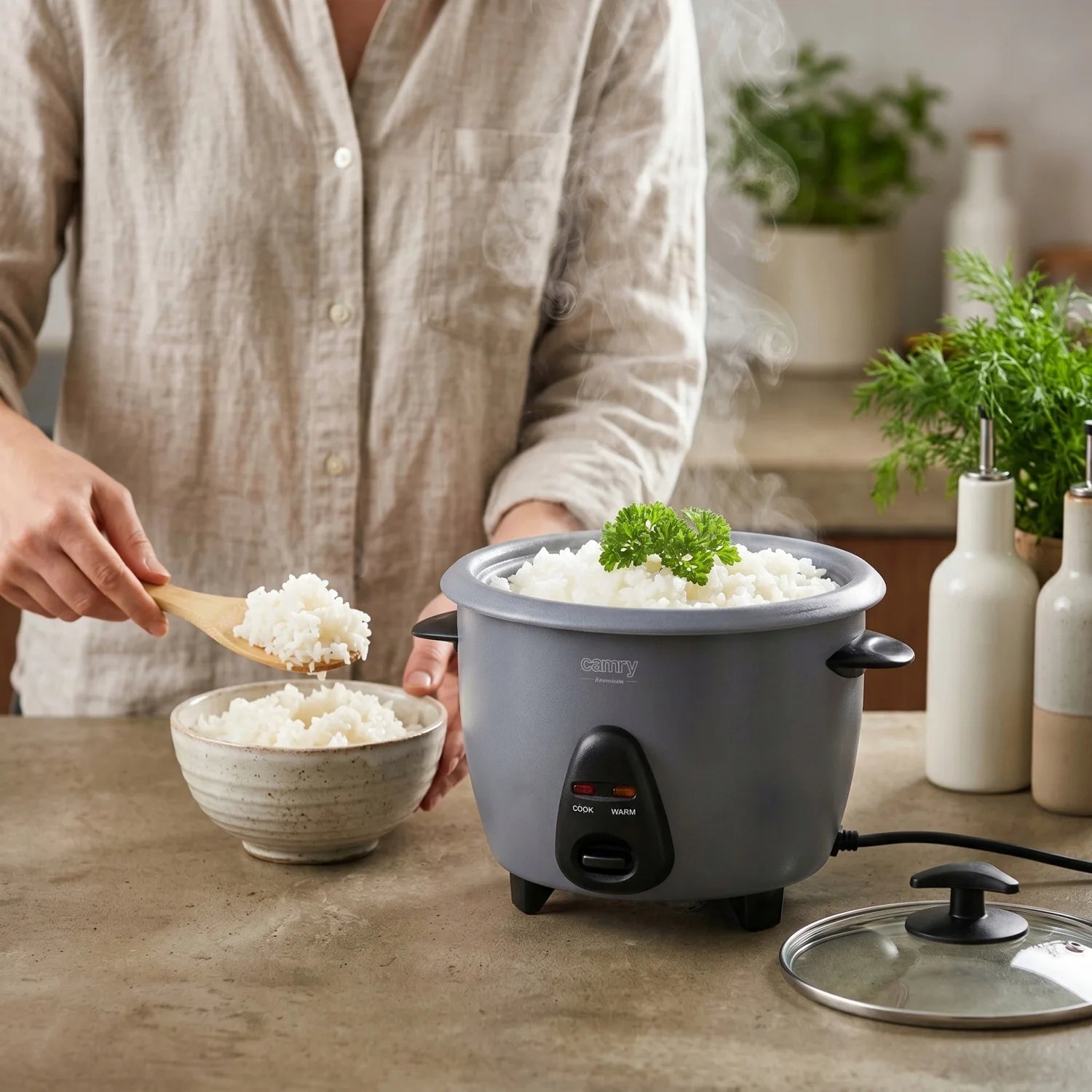 Riz servi depuis le cuiseur à riz 1 L