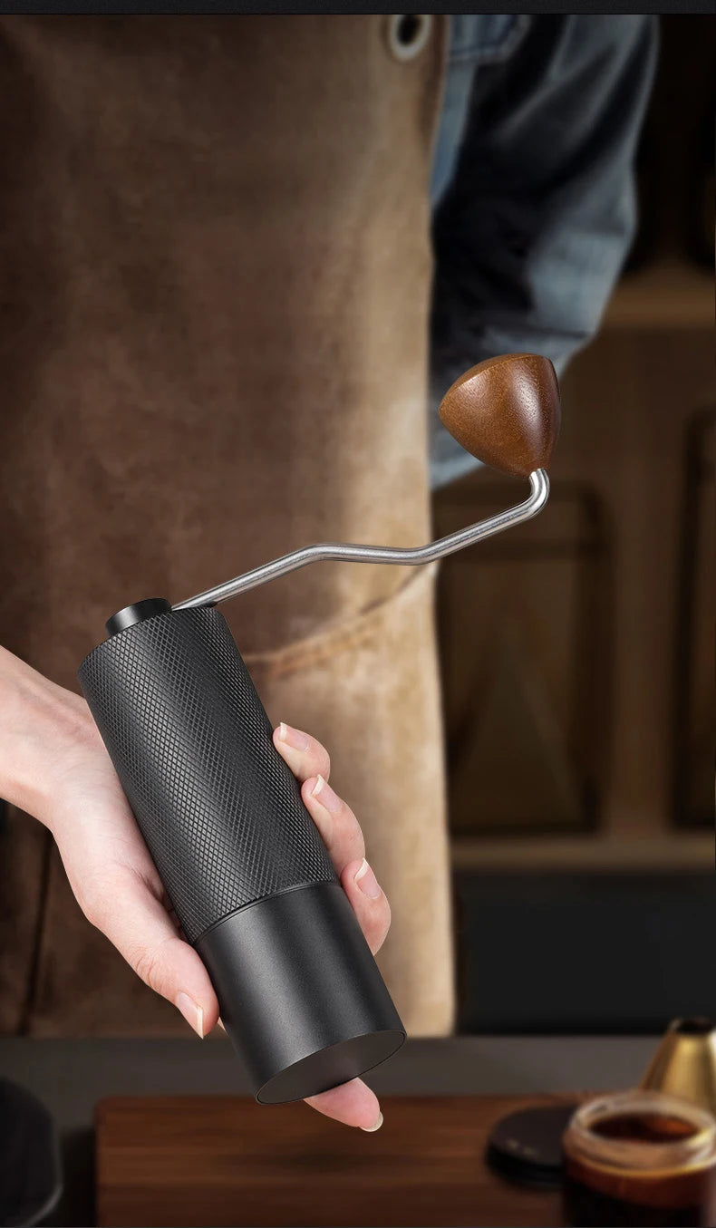 Moulin à café manuel en main