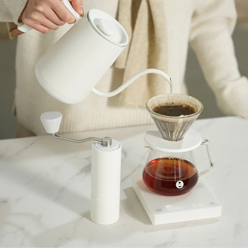Moulin à café manuel blanc et préparation d'un café filtre