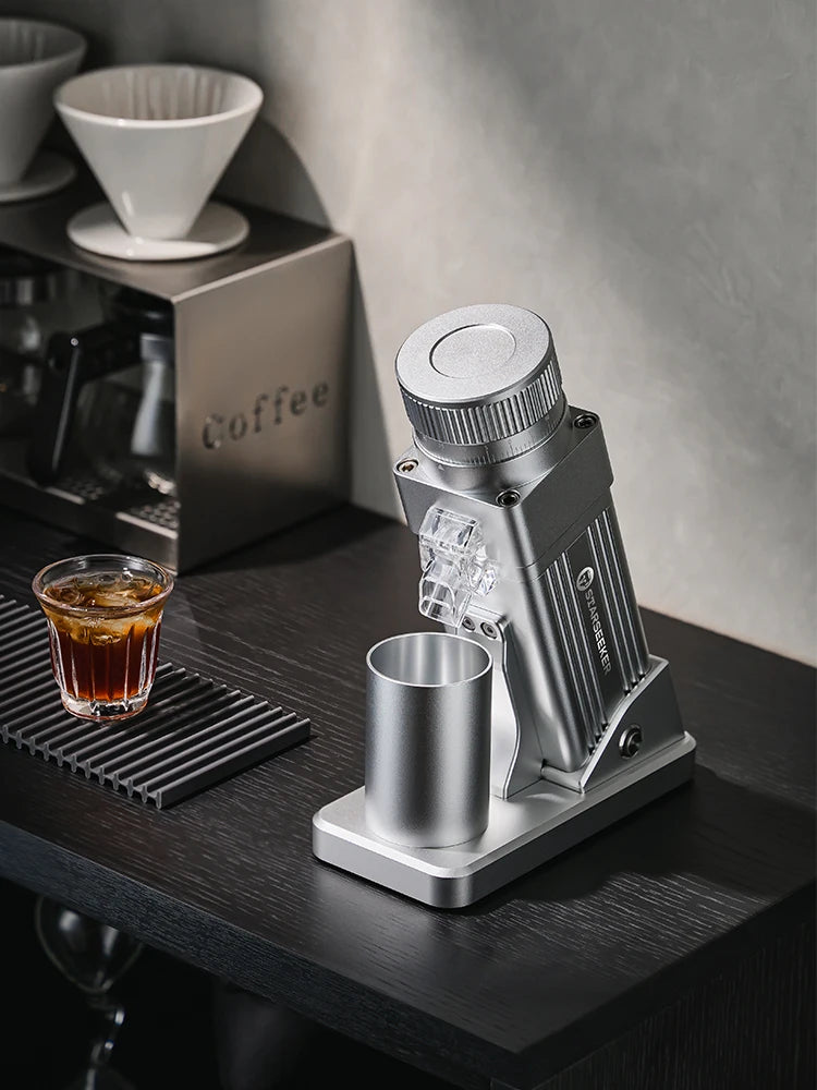 Moulin à café 55 mm argent sur un comptoir à café